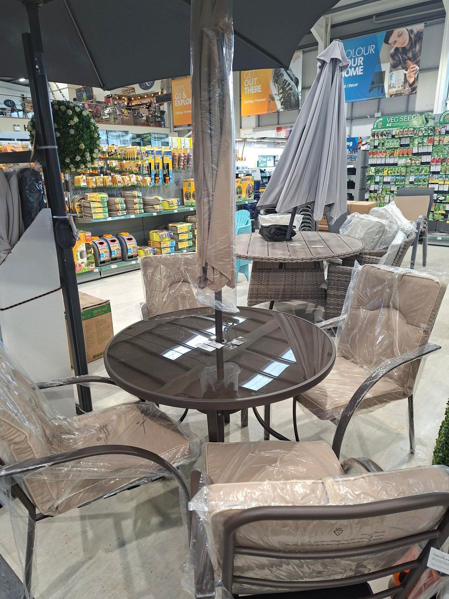 Verona 4 Seater Round Dining Set &amp; Parasol