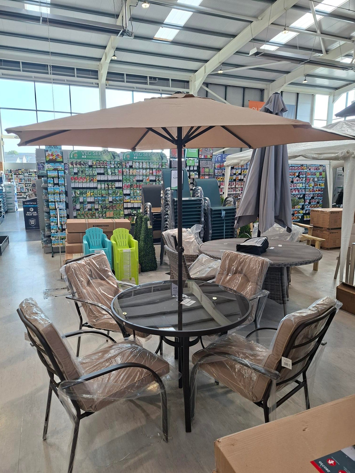 Verona 4 Seater Round Dining Set &amp; Parasol