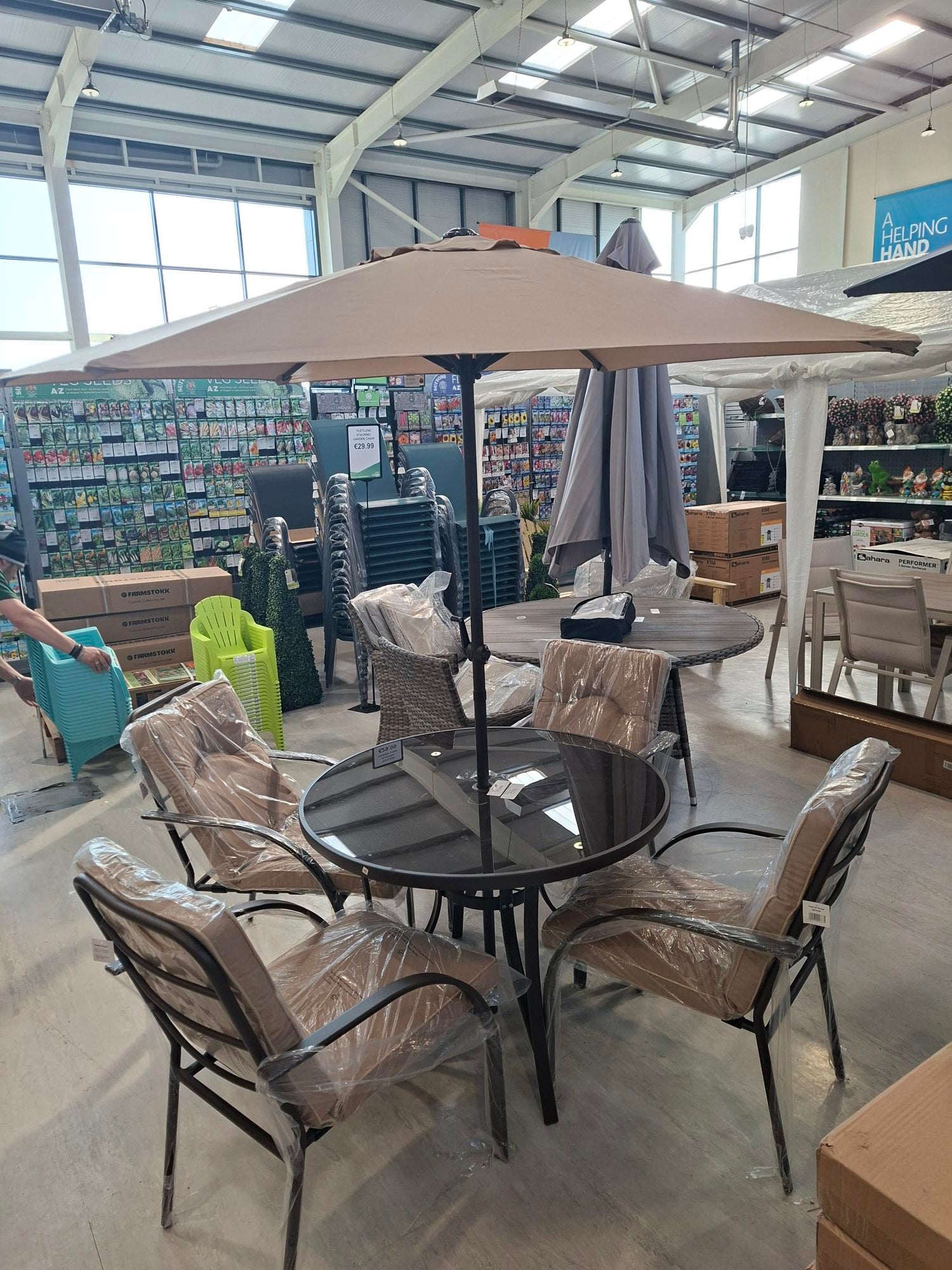 Verona 4 Seater Round Dining Set &amp; Parasol