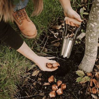 Kent &amp; Stowe Carbon Steel Hand Bulb Planter