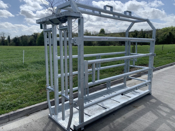 8ft Mobile Crush C/w Auto Gate And Back Gate